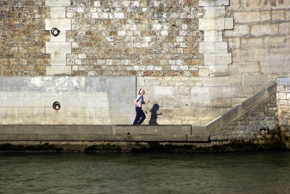 Smerige poten aan de&nbsp;Seine